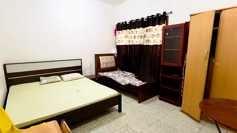 Private room available for couples in two bedroom flat in Khalidiyah