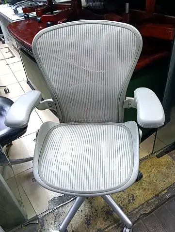 Herman Miller Aeron chair for selling.gray colour