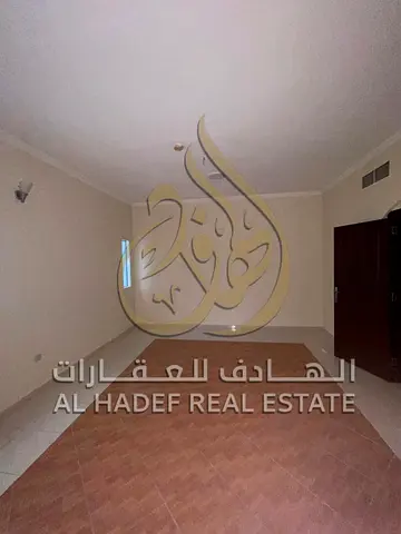 للعائلات التي لا تقبل بالمساحات الضيقة، شقة غرفتين وصالة بمساحة كبيرة في القاسمية – الند، توفر لك رحابة أكبر للمعيشة ومرونة أفضل في توزيع الأثاث. الش