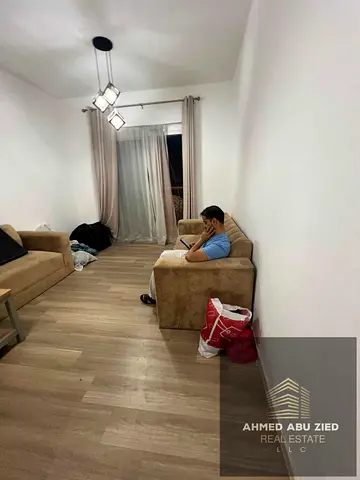 Master bedroom, large furnished living room, balcony with sea view, spacious kitchen, 2 bathrooms, high-end finishing, gym and swimming pool, garden,