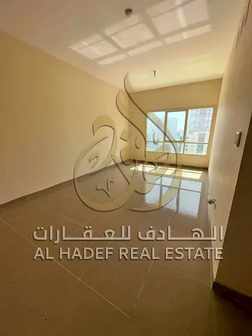 غرفتين ماستر للإيجار السنوي في المجاز 2 بالشارقة قريب من شرطة البحيرة | حمام خارجي إضافي وخزائن حائط | مسبح بالتاور وباركينج للسيارة وشهر مجاني | الدف