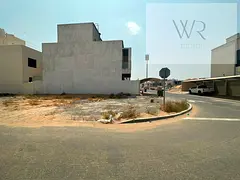 2 corner plots for sale close to park