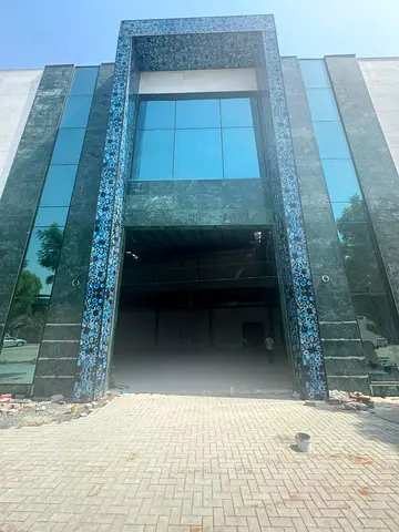 Golden Opportunity for Large Businesses – Huge Warehouse for Rent 🔥 📍 Location: Al Rawda 3 – Industrial Area 🏢 Size: 13,000 sq. ft. ⚡ Electricity: