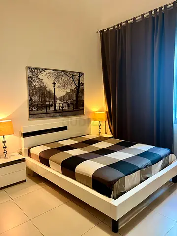 White bedroom set available for sale in Excellent condition.