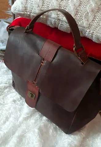 Exclusive Crossbody/Overnighter Made of Self-Healing Oil-Pull Leather by Saddler. RE: Scandinavian.