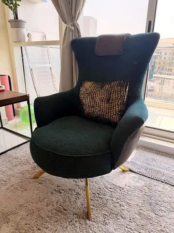 2 armchairs - Green upholstered accent armchair with gold legs - excellent condition
