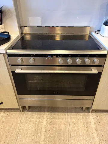 Siemens electric range with ceramic hob and built-in oven - good condition