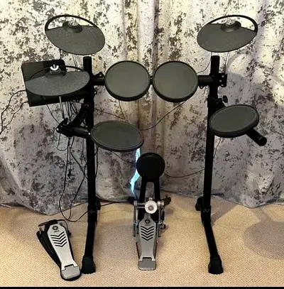 Yamaha DTX450K Electronic drum kit (complete set) with 3 zone snare pad