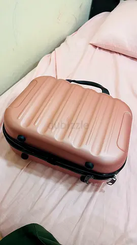 Compact hard-shell carry-on suitcase / travel case - rose gold