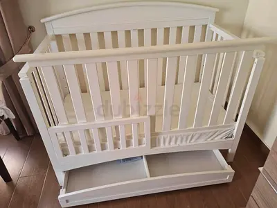 WHITE WOODEN CRIB W/ MATTRESS
