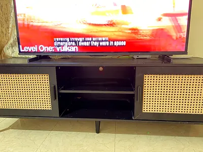 Hisense TV with Homebox TV Unit – Excellent Condition