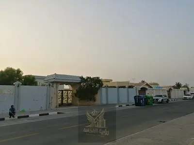 An excellent opportunity to own a corner villa in a prime location in the Al-Khuzamiyah area, suitable for either residence or investment.