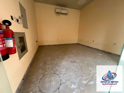 محل تجاري في النباعة بموقع حيوي قريب من جميع الخدمات، مناسب لمختلف الأنشطة، الإيجار 9,000 درهم، والدفع على 4 أو 5 دفعات.