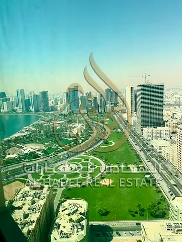 🏡✨ عرض مميز وحصري للإيجار السنوي – المجاز 2 | الشارقة 🌟 شقة عائلية راقية | غرفتان ماستر + غرفة خادمة ماستر | شهر مجاني 🎁