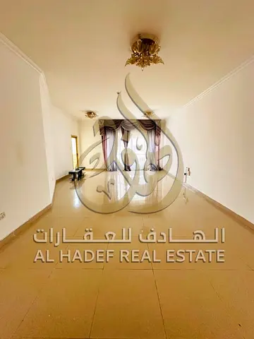 شقة للإيجار السنوي بالشارقة المجاز 3 ثاني صف من الكورنيش 3 غرف وصالة وبلكونة كبيرة 3 حمامات وغرفة غسيل تسليم كامل التشطيب والصيانة مجاناً 57 ألف على 4