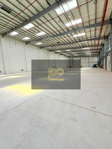 Located on a main street suitable for industrial, storage, and logistics activities, there are two large gates to facilitate entry and exit.