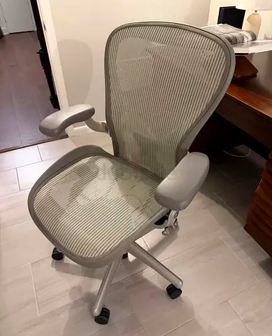 Herman miller Aeron size B silver