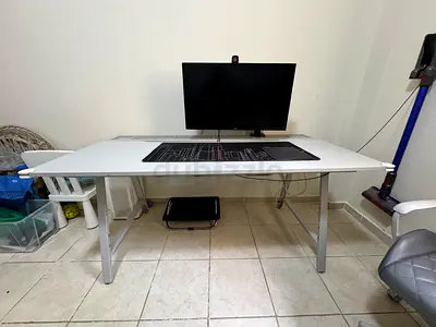 White modern study/office desk - large surface, good condition