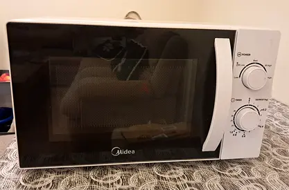 Midea countertop microwave oven, good working condition.