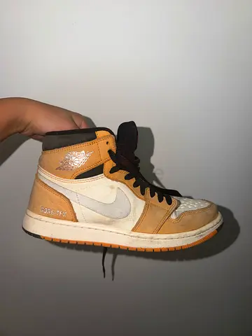 Used Nike Air Jordan 1 Mid - Tan/White (Single Shoe shown)