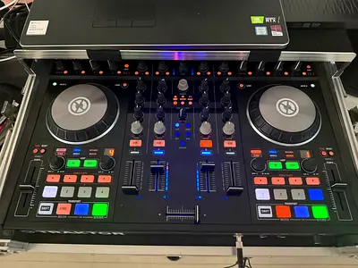 Traktor S4 MK2 DJ controller