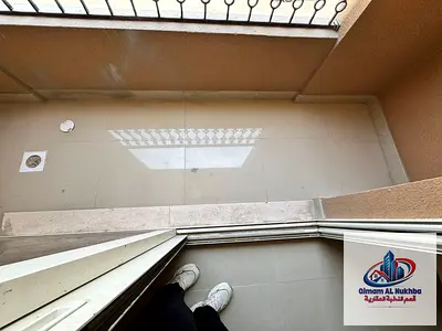 غرفة وصالة واسعة في البوطينة مع بلكونة، ثاني ساكن، تكييف وغاز مركزي، موقع مميز قريب من الخدمات، الإيجار 28,000 درهم، 4 أو 6 دفعات.