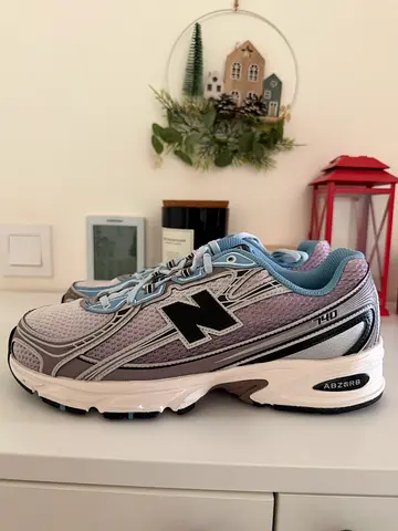 New Balance 740