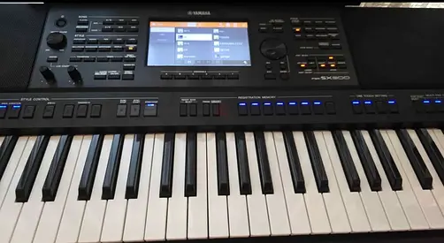 Yamaha PSR-sx900 Series Portable Keyboard with Touchscreen — Good Condition