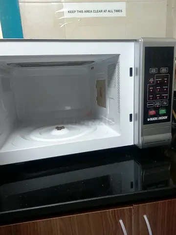 Black & Decker Countertop Microwave - Good Working Condition