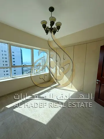 غرفتين وصالة للإيجار السنوي في منطقة التعاون بالشارقة | صالة منفصلة مع موزع وغرفة غسيل | جيم ومسبح مجاني وتكييف على المالك وباركينج مجاني | الدفعات 4
