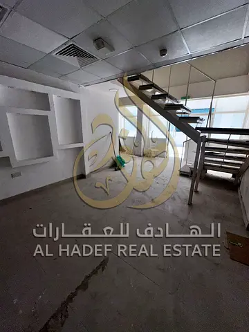 محل تجاري للإيجار السنوي في المجاز 3 بالشارقة مساحة 1200 قدم مع ميزانين علوي على نصف المساحة | تكييف مجاني وتوثيق عقد مجاني | الإيجار 110 ألف درهم قاب