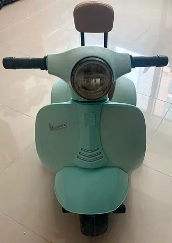 Vespa-style electric scooter for toddlers, good condition