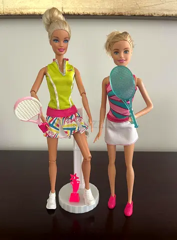 Set of 2 Barbies tennis players