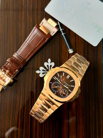 This is a Patek Philippe Nautilus Ref. 5712/1R-001 in 18k rose gold.