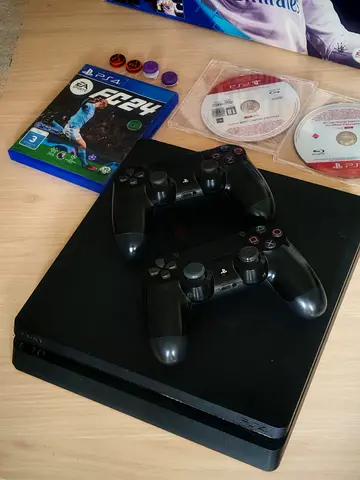 PS4 slim 500 GB+2 original controllers+FC 24 + thumsticks and other games WITH ORIGINAL BOX