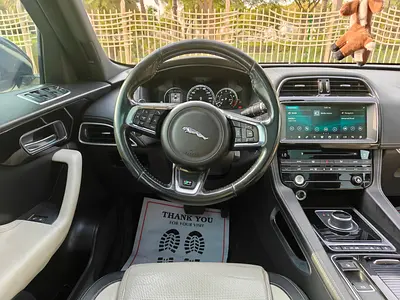 صورة 16 لـ 2017 Jaguar F-PACE