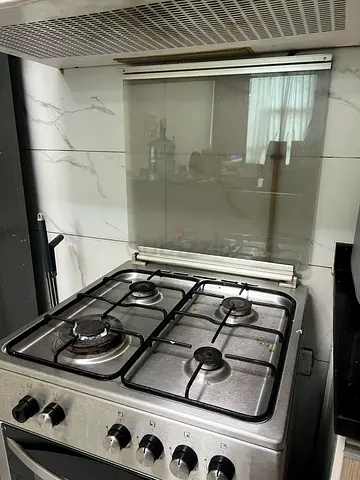 Used stainless steel freestanding gas oven with 4 burners Hoover - good working condition.