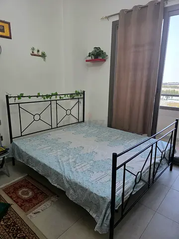 Metal Frame Single/Double Bed with Decorative Headboard