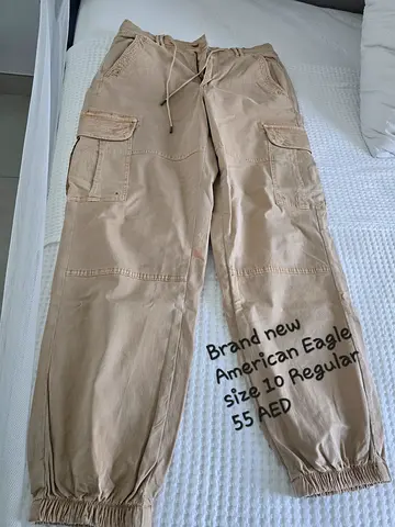 Brand new American Eagle beige cargo joggers - size 10