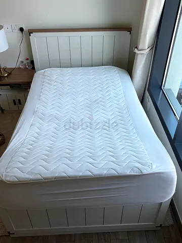 White wooden double bed frame without mattress - excellent condition.  NO MATTRESS INCLUDING-