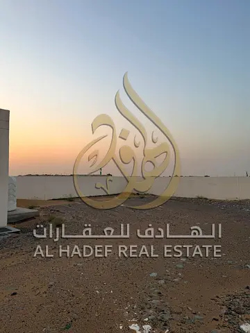 🏭✨ للإيجار السنوي – شبرة صناعية | البطائح – الشارقة 📍 موقع مميز | رود بيس كامل | كهرباء ومياه | مساحة 10,000 قدم² فرصة مميزة لاستئجار شبرة صناعية في