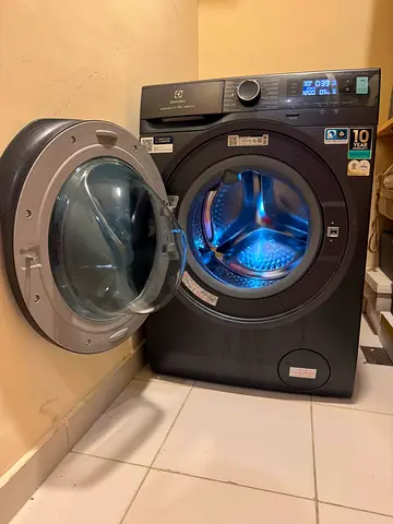 High-end Electrolux UltimateCare (900 series) washing machine: Very good condition, 1 Year