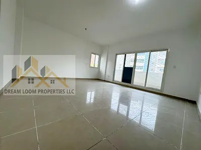 CLOSE KITCHEN / VACANT / POOL VIEW