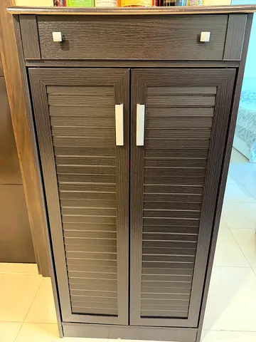 Dark wood 2-door shoes cabinet in good condition
