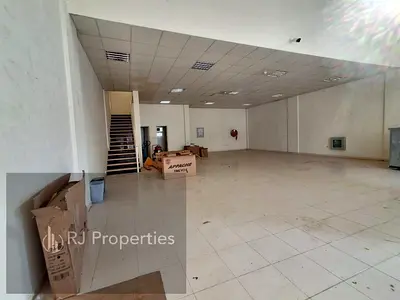 HOT OFFER 1 MONTH FREE LUXURY SHOWROOM WITH MAZZNIN FLOOR WITH WASHROOM READY TO MOVE NO CASH DEPOSIT JUST 150K