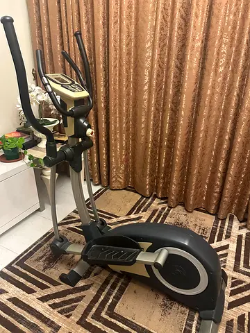 Elliptical Trainer / Cross Trainer - Compact Home Exercise Machine
