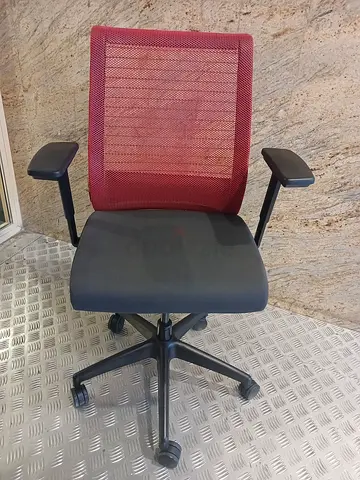 Selling For steel case Office chair ergonomic excellent condition ultimate comfort