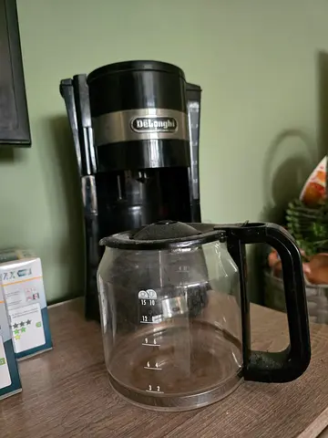 Used DeLonghi Drip Coffee Maker with Glass Carafe