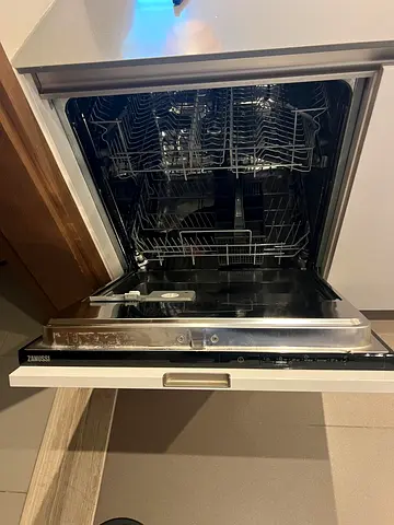 Built in dishwasher for sale in good condition from Zanussi. An Italian brand