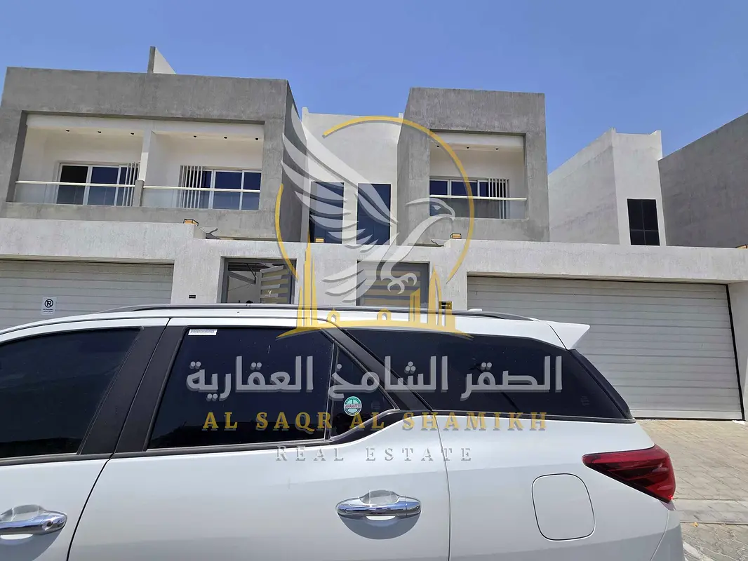 فيلا طابقين أربع غرف للإيجار السنوي ، الشارقة  تصلح للسكن أو النشاط التجاري